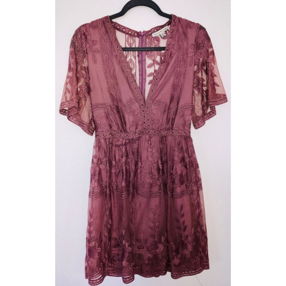 ⭐️ S O L D ⭐️ LIKE NEW lace floral mini dress